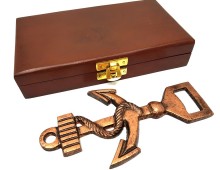 Metalowy otwieracz w drewnianym pudełku - kotwica