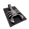 Skorpion - figurka dekoracyjna aluminiowa na drewnianej podstawie
