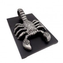 Skorpió - dekoratív alumínium figura fa alapon