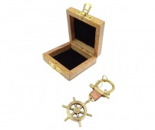 Key ring Steering wheel in a wooden box
