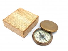 Kompas turystyczny w drewnianym pudełku