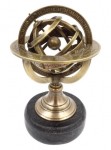 Astrolabium mosiężne na podstawie z czarnego kamienia